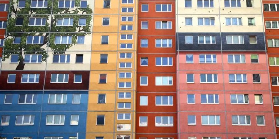 Plattenbauten stehen an der Frankfurter Allee im Berliner-Bezirk Friedrichshain. Foto: Wolfgang Kumm