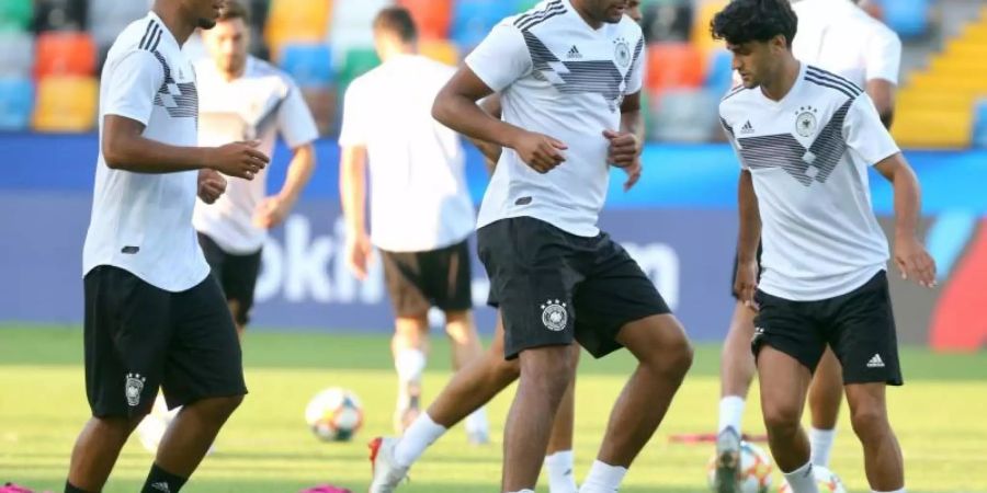 Benjamin Henrichs (l-r), Jonathan Tah und Mahmoud Dahoud beim Training. Foto: Cézaro De Luca