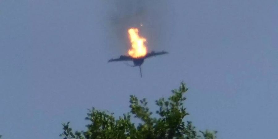 Ein brennender «Eurofighter» am Himmel über der Kleinstadt Malchow an der Mecklenburgischen Seenplatte. Foto: Thomas Steffan