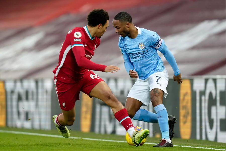 City-Angreifer Raheem Sterling (r.) lässt Trent Alexander-Arnold aussteigen.