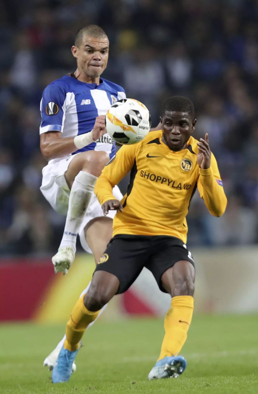 Pepe im Einsatz für Porto in der Europa League 2019 gegen YBs Roger Assale.