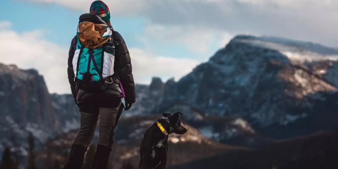 Frau mit Hund.