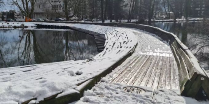 Vom Schnee befreite Kawamata-Brücke. Brücke