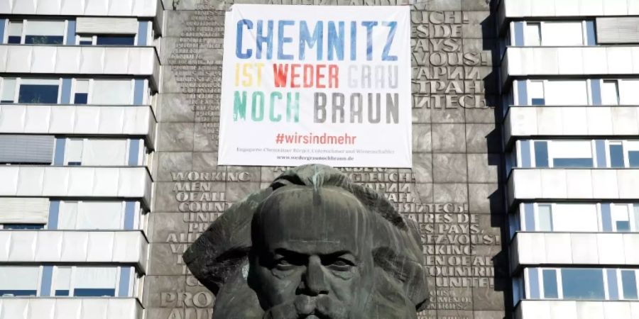 Plakat am Karl-Marx-Monument im Jahr 2018