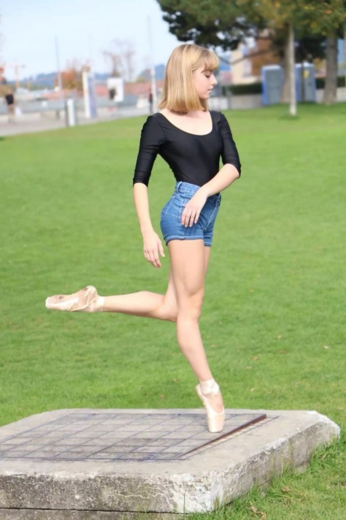 Alina auf der Spitze Tänzerin im Garten