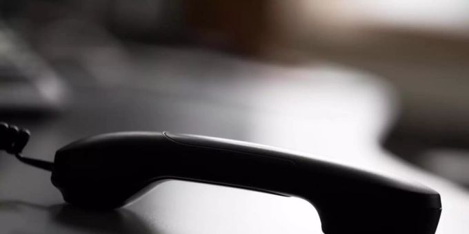 Trickbetrüger geben sich oft am Telefon als Personen aus, die sie gar nicht sind. telefon