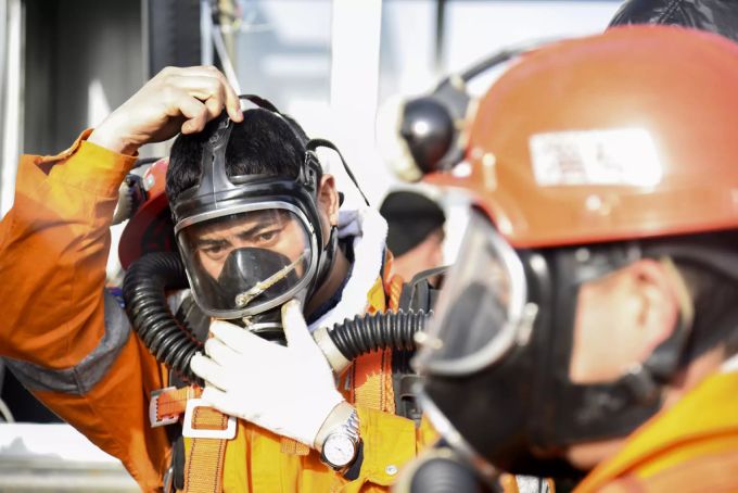 Über 300 Rettungskräfte waren zwei Tage nach der Explosion im Einsatz. qixia china