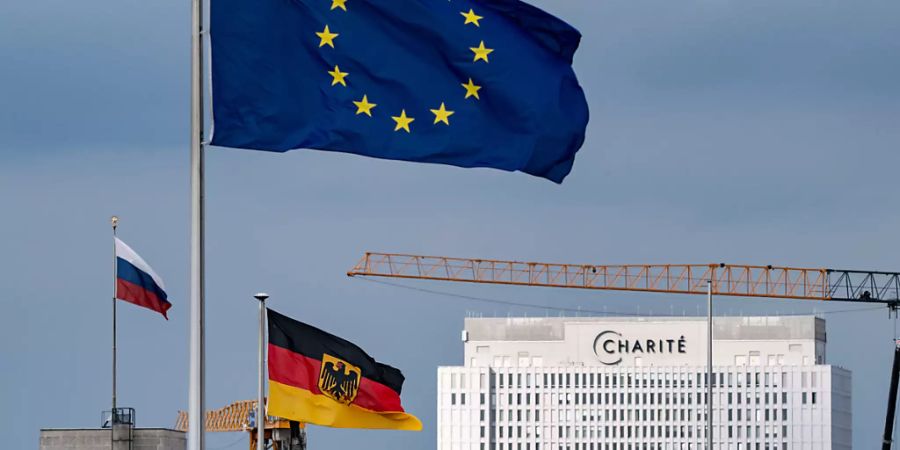 ARCHIV - Die russische Flagge ist auf der Botschaft der Russischen Föderation in Berlin Mitte, nicht weit vom Bettenhaus der Charité, gehisst. Im Vordergrund wehen die deutsche und die europäische Flagge auf einem Ministerium. Foto: Bernd von Jutrczenka/dpa