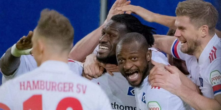 Bakery Jatta (Mitte) war der gefeierte Mann beim HSV-Kantersieg gegen Osnabrück. Foto: Axel Heimken/dpa