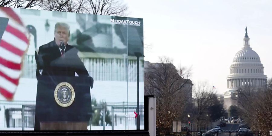 Ein Foto des ehemaligen US-Präsidenten Trump ist auf einem Monitor zu sehen, der auf einem Anhänger in der Nähe des US-Kapitols geparkt ist. Foto: Jose Luis Magana/AP/dpa