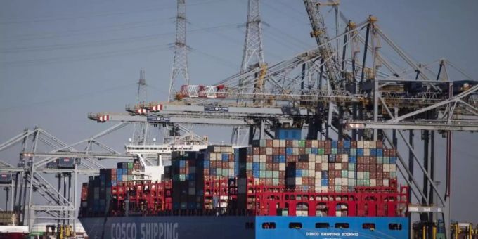 Container werden von einem Containerschiff im Hafen von Antwerpen entladen. Foto: Virginia Mayo/AP/dpa antwerpen