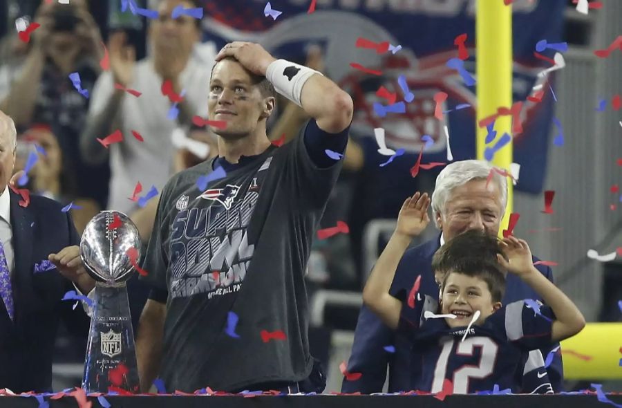 «TB12» und sein Sohn jubeln über den fünften Triumph. Den Super Bowl gewinnen die Patriots mit 34:28 gegen die Atlanta Falcons.