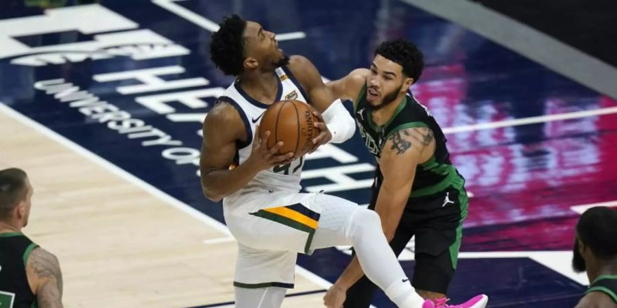 Donovan Mitchell (M,l) von den Utah Jazz in Aktion gegen Jayson Tatum (Mitte, r) von den Boston Celtics. Foto: Rick Bowmer/AP/dpa