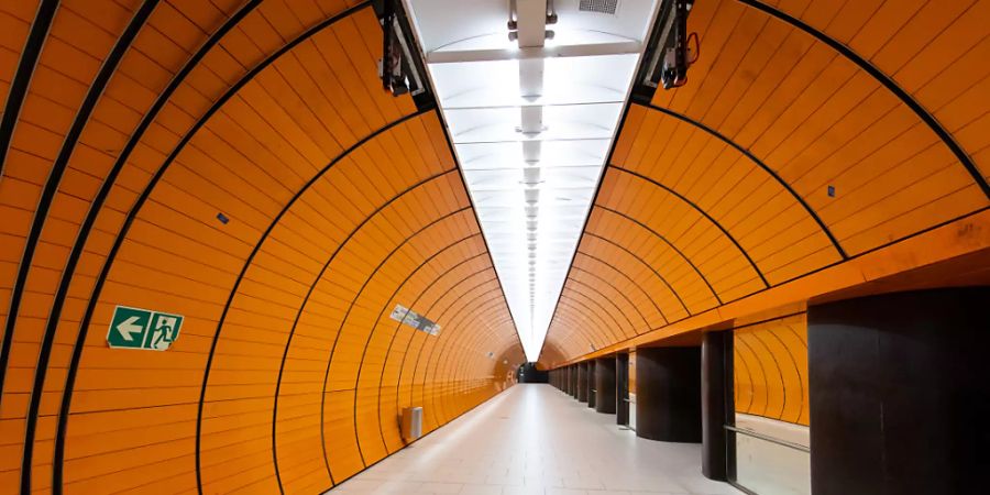 In der U-Bahn-Station Marienplatz in München ist niemand unterwegs. Foto: Sven Hoppe/dpa