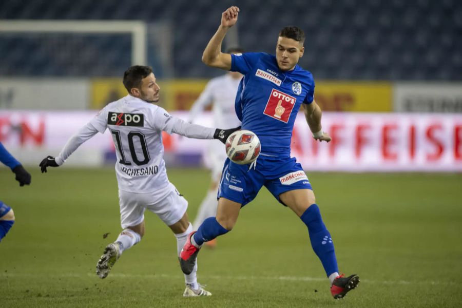 Luzerns Filip Ugrinic im Zweikampf mit Zürichs Antonio Marchesano.