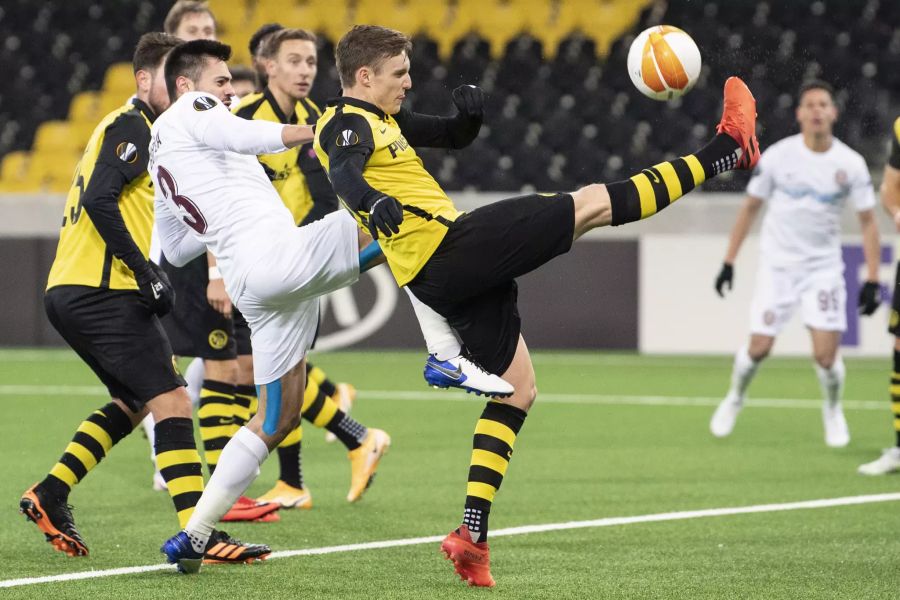 YBs Michel Aebischer klärt den Ball nach einem Cluj-Eckball.