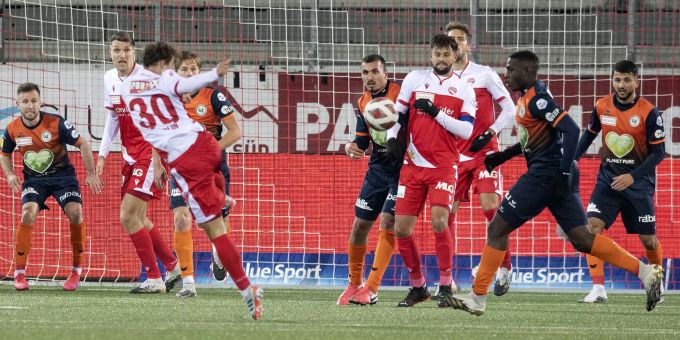 Thuns Fabian Rüdlin, links, trifft sehenswert zum 2:0. Thun Wil