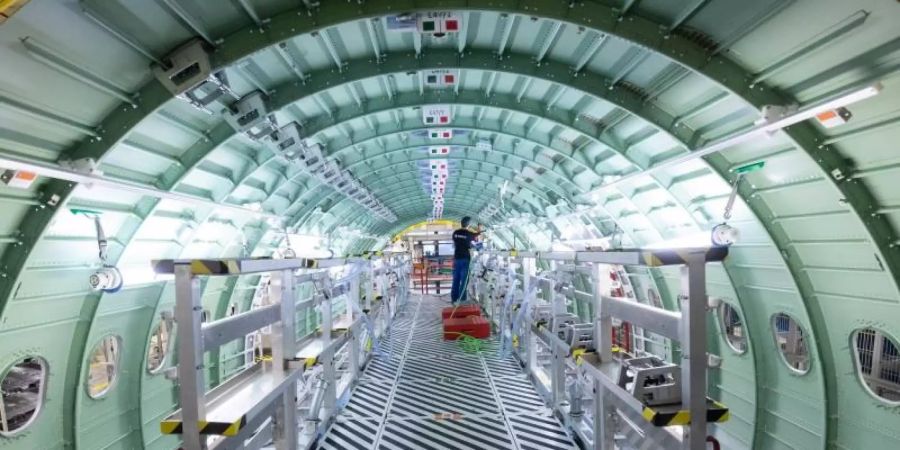 Ein Techniker arbeitet in einem Rumpfsegment einer Airbus A320. Die Industrie leidet unter der Corona-Pandemie. Foto: Christian Charisius/dpa