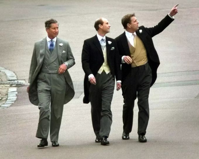 Foto von 1999: Prinz Edward (M.) mit seinen Brüdern Prinz Charles (l.) und Prinz Andrew (r.). queen elizabeth