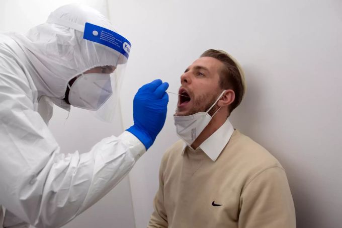 Wer noch einen Platz ergattern kann, lässt sich vor dem Fest mit der Familie auf das Coronavirus testen. Coronavirus
