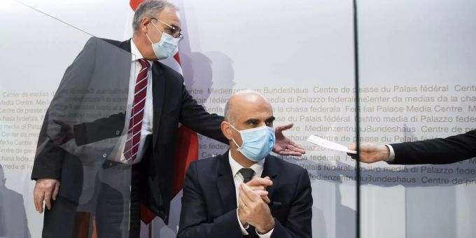 Bundesrat Alain Berset, rechts, und Bundespräsident Guy Parmelin, kurz vor Beginn einer Medienkonferenz des Bundesrates zur aktuellen Lage im Zusammenhang mit dem Coronavirus, am Mittwoch, 13. Januar 2021, in Bern. alain berset