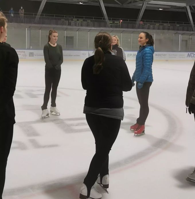 Die Kader-Läufer/innen beim Workshop mit Sarah Van Berkel-Meier. Eislaufclub Wohlen