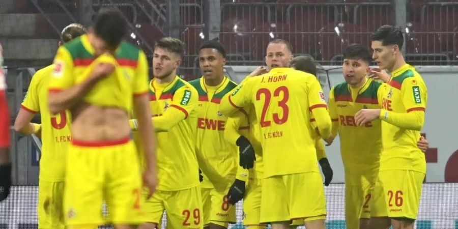Kölns Mannschaft bejubelt das 1:0 in Mainz. Foto: Torsten Silz/dpa