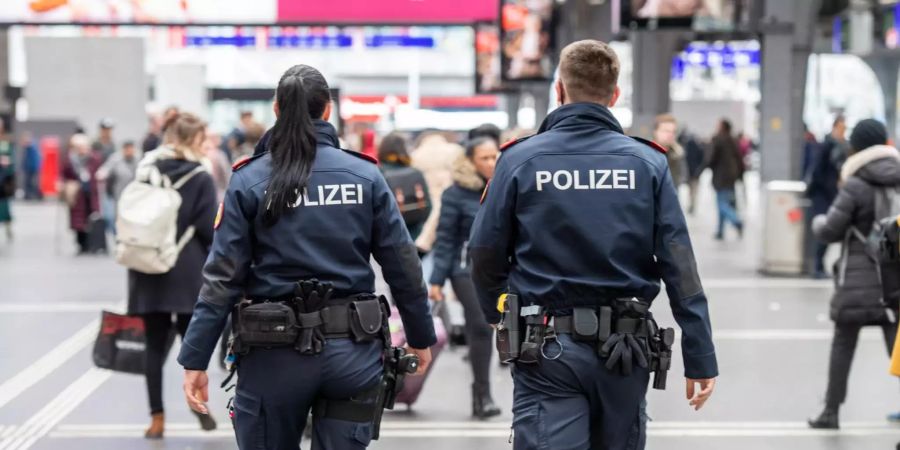 Fusspatrouille im Hauptbahnhof Zürich.