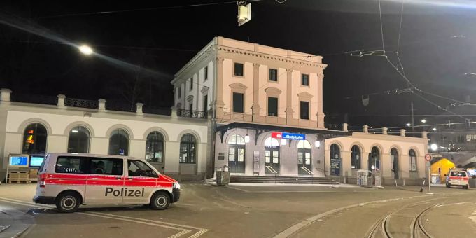 Gleich zwei Streifenwagen sind am Samstagabend vor dem Bahnhof Stadelhofen postiert: Die Stapo hat die Präsenz erhöht. Polizei Zürich Stadtpolizei Coronavirus