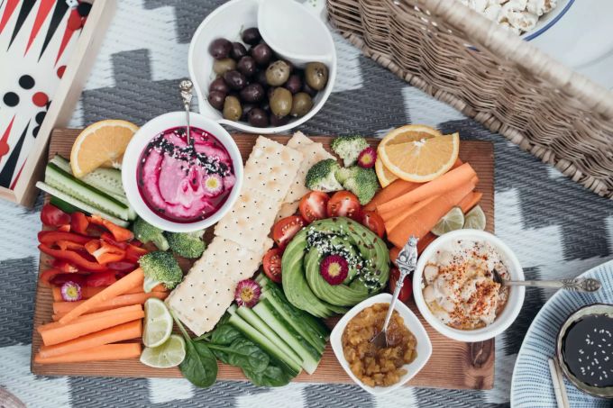Pflanzliche Ernährung mindert Brustkrebsrisiko. Gemüseplatte.