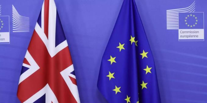 Eine britische und eine europäische Flagge im Hauptsitz der Europäischen Kommission in Brüssel. Foto: Olivier Hoslet/Pool EPA/AP/dpa Eine britische und eine europäische Flagge im Hauptsitz der Europäischen Kommission in Brüssel. Foto: Olivier Hoslet/Pool EPA/AP/dpa