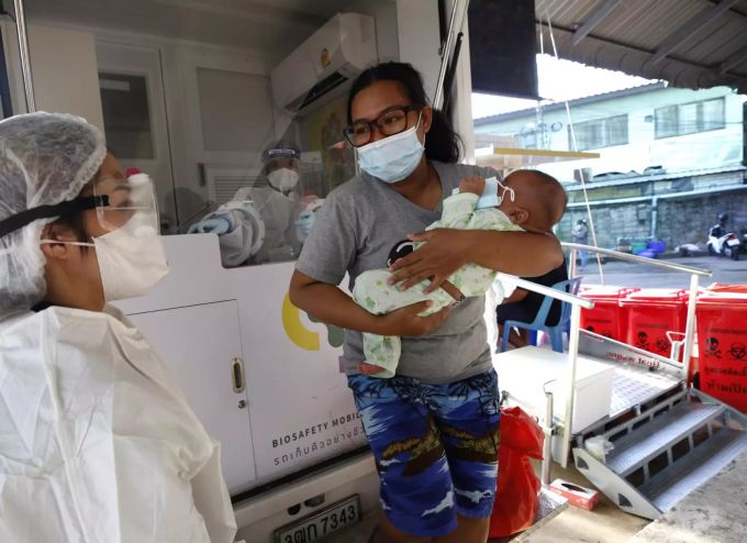 An dem Fischmarkt in Samut Sakhon sind viele Wanderarbeiter aus Myanmar beschäftigt. Die Regierung in Thailand geht davon aus, dass das Coronavirus «eingeschleppt» wurde. Coronavirus Thailand