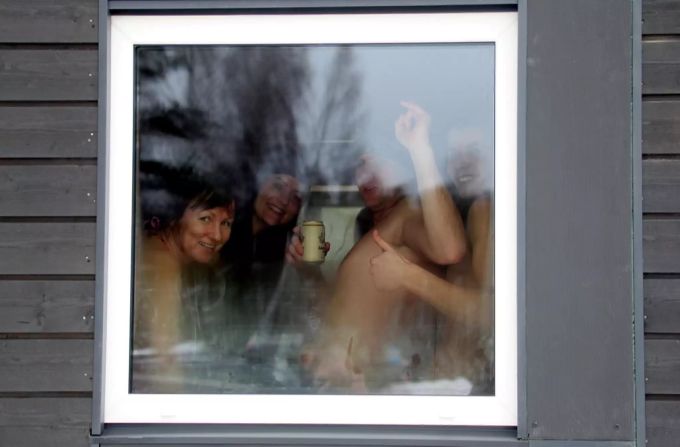 Mehrere Personen blicken aus einem Sauna-Fenster 2019. Die finnische Sauna wurde von der Unesco zum Kulturerbe ernannt. unesco