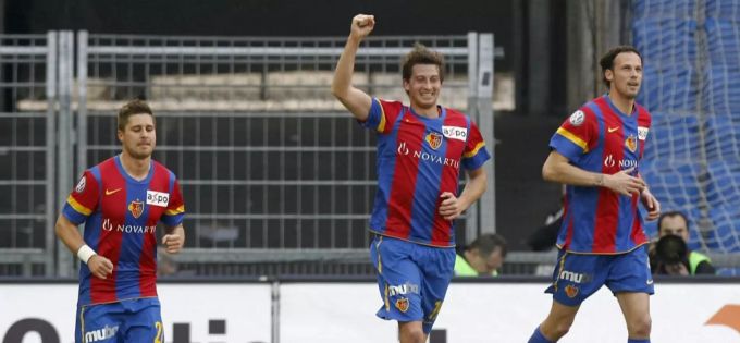 David Abraham jubelt im Trikot des FC Basel über einen Treffer. Rechts neben ihm Marco Streller. David Abaraham