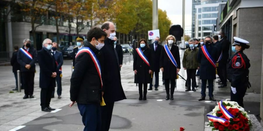 Premier Castex (Mitte) beim Gedenken vor dem Stade de France
