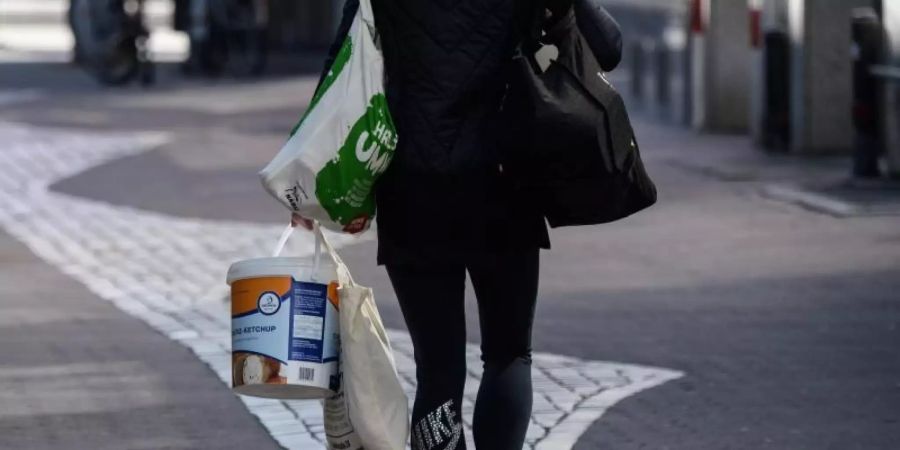 Die Zahl der Singlehaushalte steigt: Rund 17,6 Millionen Menschen in Deutschland lebten im vergangenen Jahr alleine (2018: 17,3 Millionen). Foto: Andreas Arnold/dpa