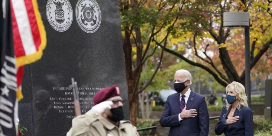 Joe Biden und seine Frau Jill nehmen in Philadelphia an einem Gottesdienst für die Veteranen und Soldaten des Koreakriegs teil. Foto: Alex Brandon/AP/dpa