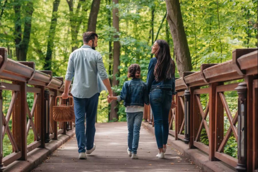 Familie spaziert