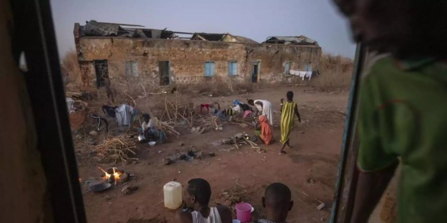 Flüchtlinge, die vor dem Konflikt in der äthiopischen Region Tigray geflohen sind, im provisorischen Unterkünften im Flüchtlingslager Umm Rakouba im Ostsudan. Foto: Nariman El-Mofty/AP/dpa