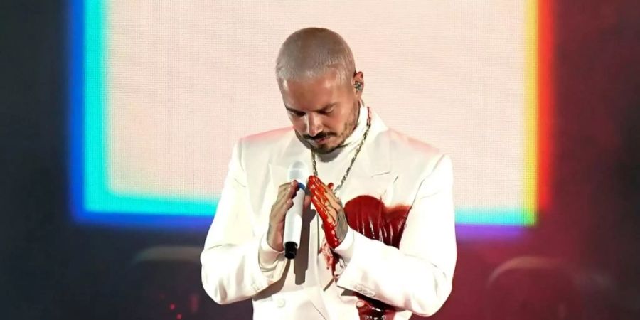 J Balvin bei seinem Auftritt bei den Latin Grammy Awards