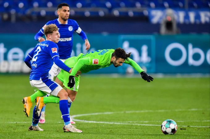 Renato Steffen kann nur mit einem Foul gestoppt werden. Bayern München