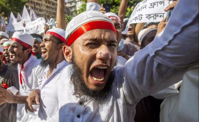Vorbildlich? Wütende Muslime in Dhaka. Vorbildlich? Wütende Muslime in Dhaka.