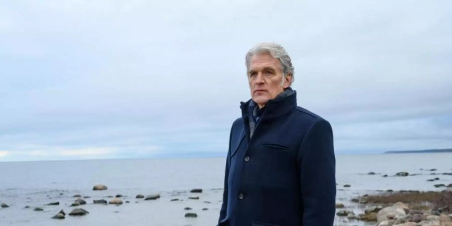 Kommissar Robert Anders (Walter Sittler) in einer Szene des TV-Krimis «Der Kommissar und das Meer - Aus glücklichen Tagen». Foto: Marion von der Mehden/ZDF/dpa