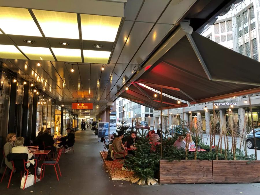Auch das Grand Café in der Stadt Zug hat einen festlichen Aussenbereich installiert.