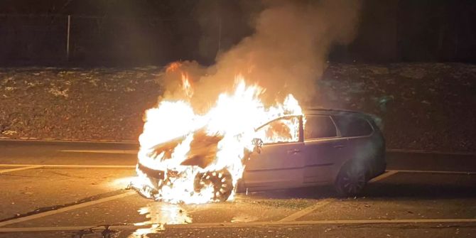 Wängi TG: Autobrand auf Rastplatz