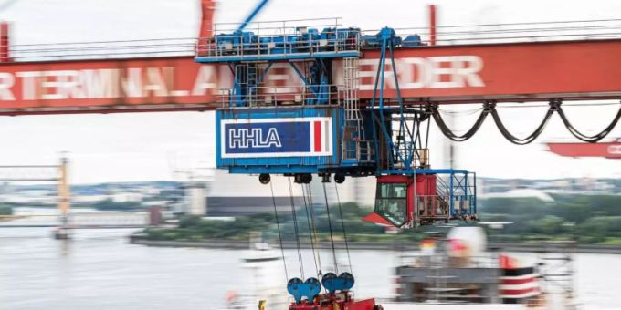 Ein Container wird im Hamburger Hafen auf ein Schiff geladen. Die deutschen Exporte sind im November leicht gestiegen. Foto: Daniel Reinhardt/dpa Ein Container wird im Hamburger Hafen auf ein Schiff geladen. Die deutschen Exporte sind im November leicht gestiegen. Foto: Daniel Reinhardt/dpa