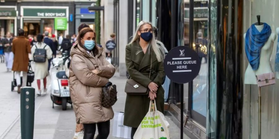 Maskenträgerinnen in Dublin