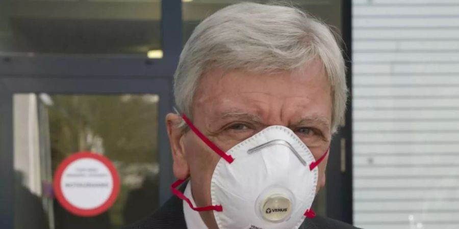 Hessens Ministerpräsident Volker Bouffier trägt Maske. Foto: Frank Rumpenhorst/dpa Pool/dpa/Archiv