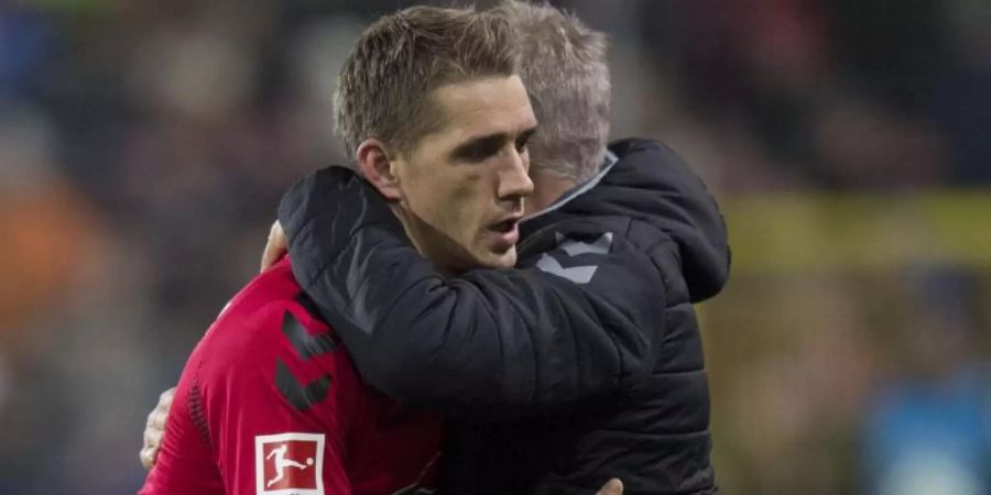 Freiburgs Nils Petersen umarmt seinen Trainer Christian Streich. Foto: picture alliance / Steffen Schmidt/dpa