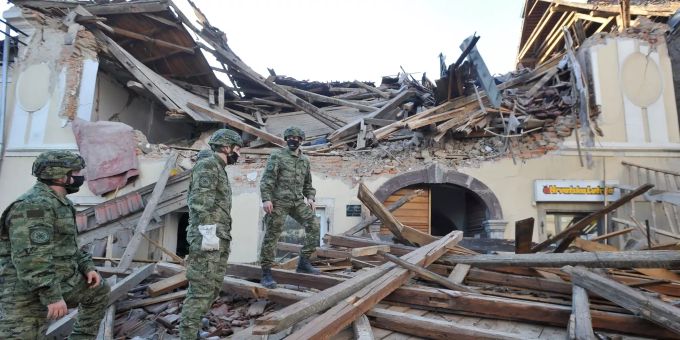 Soldaten inspizieren die Trümmer eines vom Erdbeben beschädigten Gebäudes. Ein Erdbeben der Stärke 6,4 hat nach Angaben von Seismologen erneut die kroatische Zentralregion erschüttert. Weitere Erdbeben in Kroatien